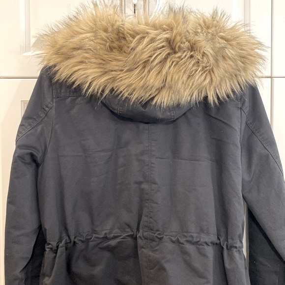 H&M jacket. Removable faux fur around hood. Adjustable waist tie. Side pockets. - Picture 4 of 5